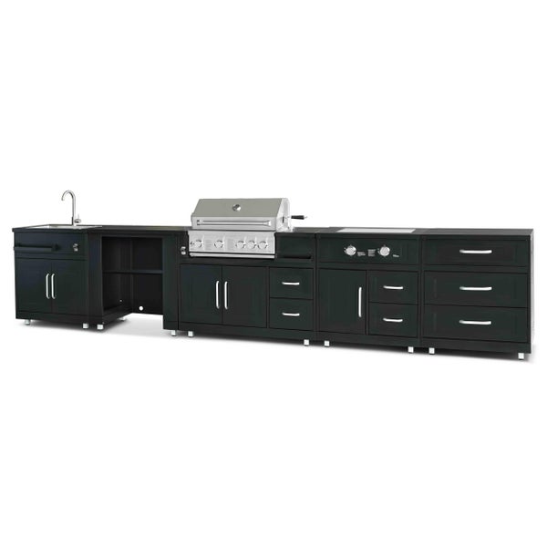 Moderner Gasgrill aus Edelstahl mit schwarzem Unterschrank, Türen und Schubladen in einer Außenküche auf Kiesoberfläche.