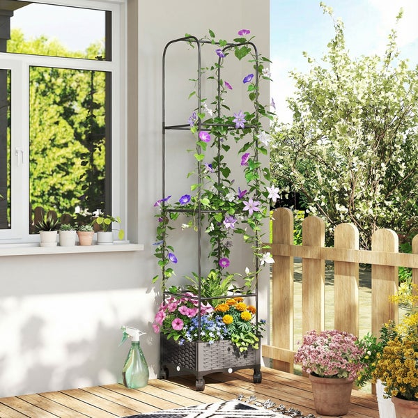 Freistehende Rankhilfe aus Metall mit fahrbarem Pflanzkasten auf einer Terrasse mit Blumen und Kletterpflanzen vor einem Holzschutzzaun.