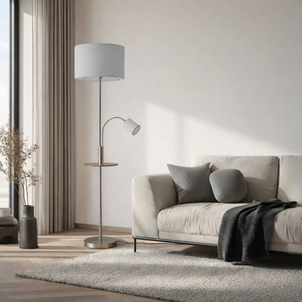 Wohnzimmer mit Stehlampe, Sofa und Teppich für eine gemütliche Atmosphäre.