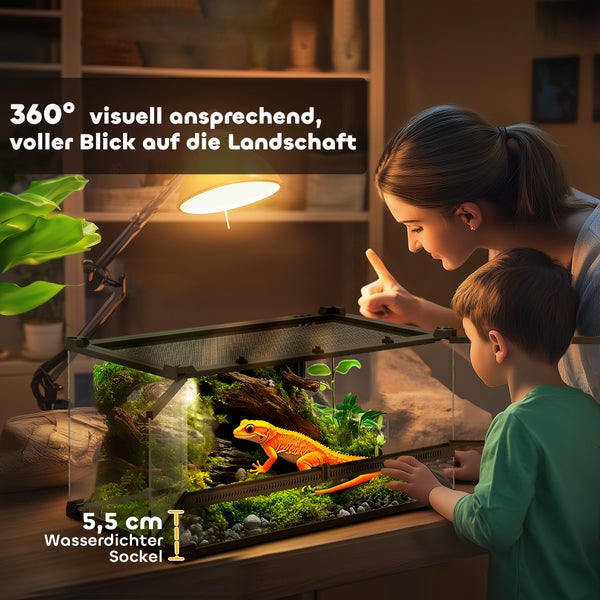 Terrarium mit einer orangefarbenen Echse, beobachtet von einer Frau und einem Kind.