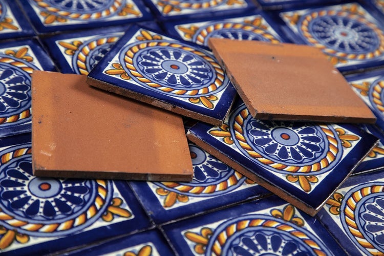 Quadratische Fliesen mit blau-gelbem Blumenmuster