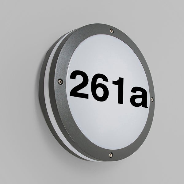 Runde LED-Hausnummernleuchte mit Hausnummer 261a, anthrazitfarbener Rahmen, weißer Diffusor.