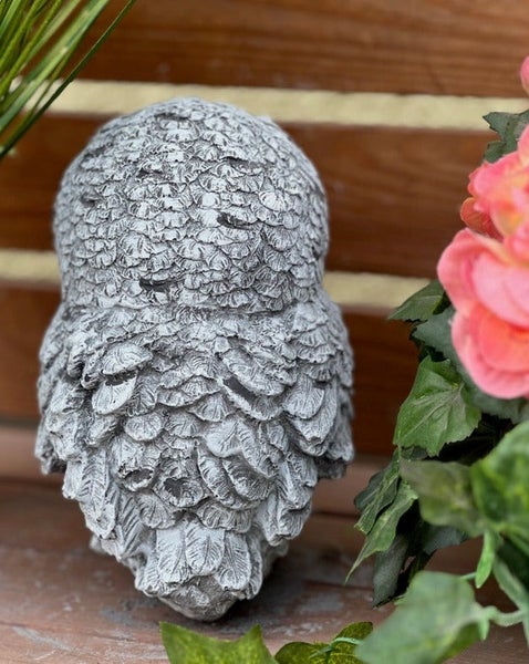 Detaillierte Rückansicht einer Eulenfigur aus Stein mit ausgeprägter Federstruktur als Gartendekoration