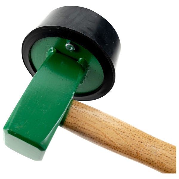Hammer mit grünem Metallkopf, schwarzem Gummiaufsatz und Holzstiel.