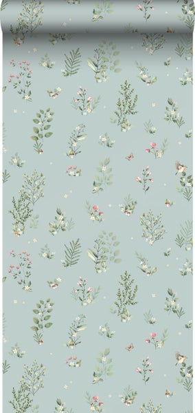 Vliestapete mit feinem floralem Muster aus Blättern, Blumen und Schmetterlingen in einem hellen Kinderzimmer mit Kleiderschrank und Holzregal.