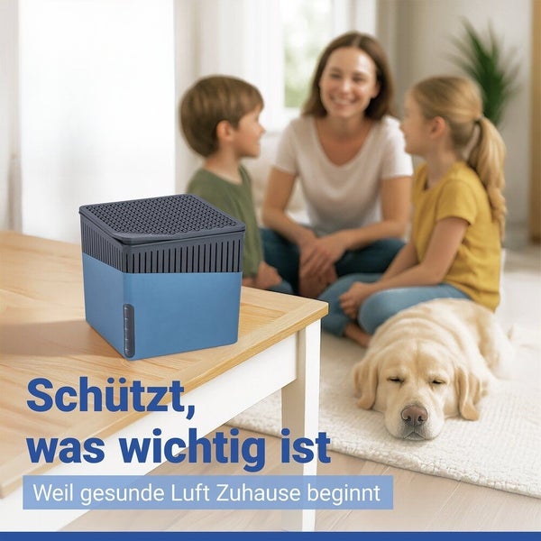 Luftreiniger auf Tisch mit Familie und Hund im Hintergrund