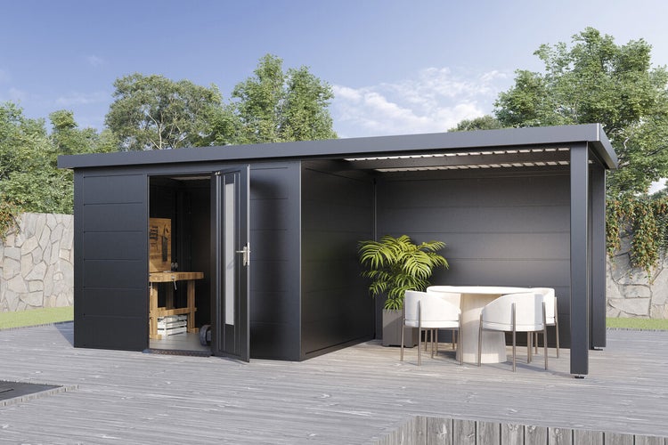 Modernes Gartenhaus aus Metall mit Pultdach, integrierter Terrasse und offenem Unterstand auf einer Holzterrasse im Garten.