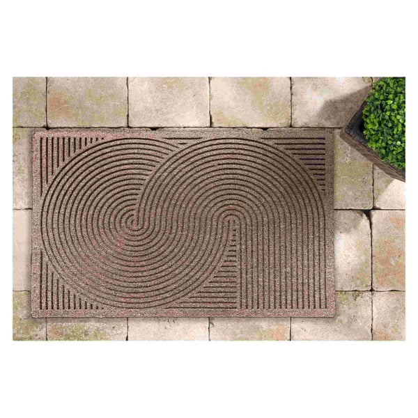 Fußmatte mit geometrischem Muster auf Steinboden