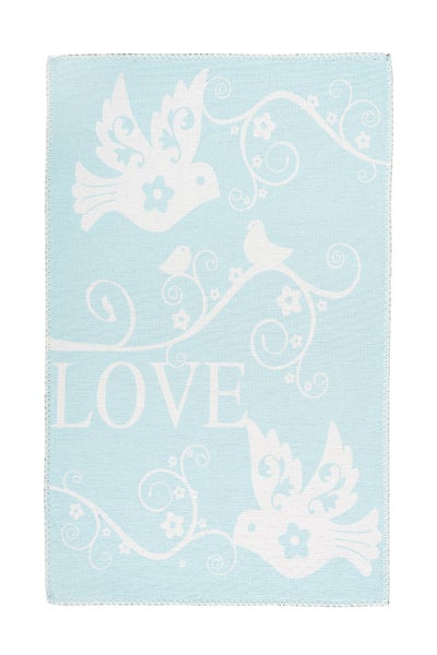 Hellblauer Teppich mit weißen Vögeln, floralen Ranken und dem Schriftzug LOVE.