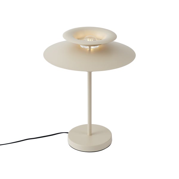Moderne Tischleuchte aus hellbeigem Metall mit zwei abgestuften Schirmen und rundem Fuß.