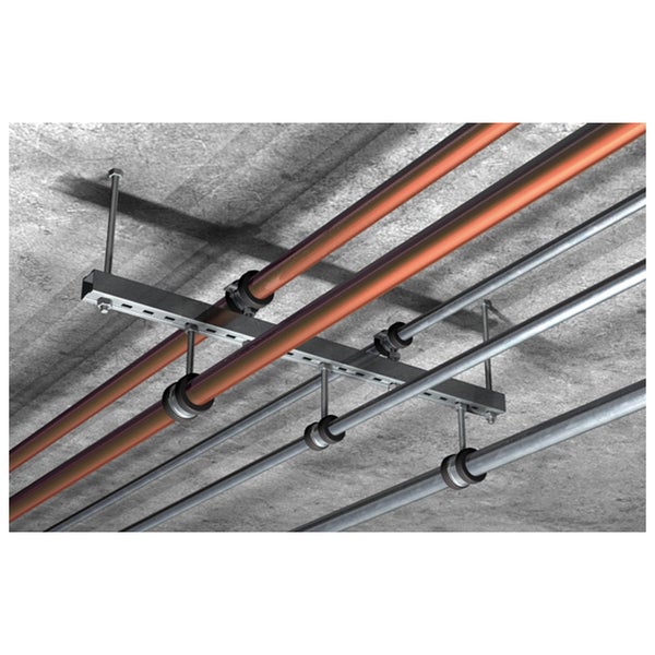 Rohrleitungen an einer Betondecke mit Rohrschellen und Montageschienen befestigt