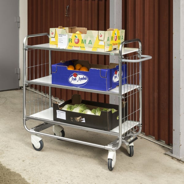 Servierwagen mit drei Regalen beladen mit Lebensmittelkartons