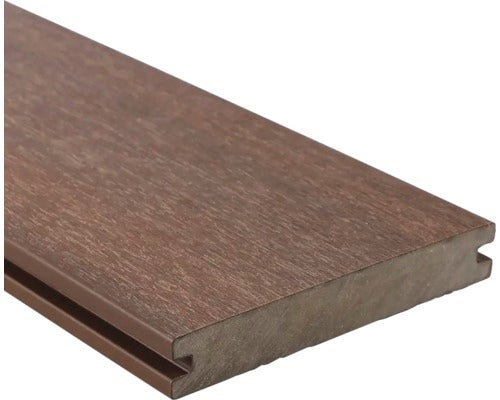 Massive Terrassendiele aus Holz-Kunststoff-Verbundwerkstoff in Braun mit Holzstruktur und seitlicher Nut.