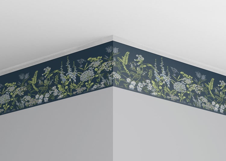 Tapetenbordüre mit botanischem Muster aus Wildblumen und Farnen an einer Wand.
