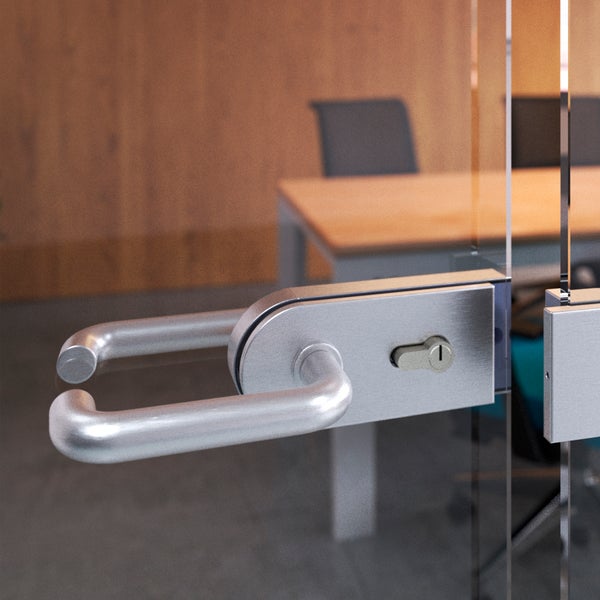 Edelstahl Glastürdrücker mit Schlosskasten für Innentüren in Büro mit Holzwand und Konferenztisch im Hintergrund.
