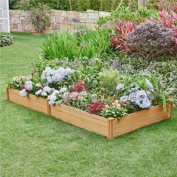 Hochbeet aus Holz mit Blumen und Pflanzen im Garten