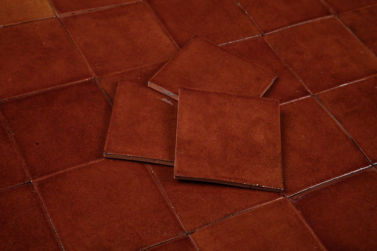 Quadratische Bodenfliesen aus Keramik