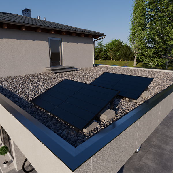 Zwei Photovoltaik-Module auf einem mit Kies bedeckten Flachdach, montiert auf Betonfüßen vor einem Wohngebäude.