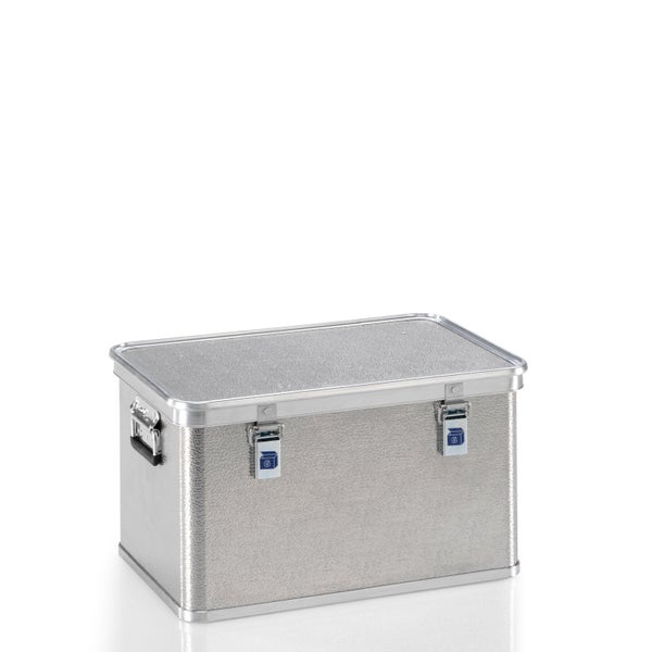 Rechteckiger Spiegel mit wellenförmigem Holzrahmen über einer Holzkommode mit Dekoration.