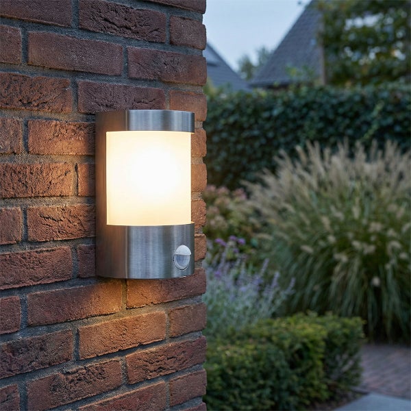 Außenwandleuchte aus Edelstahl mit Bewegungsmelder an einer Ziegelwand montiert.