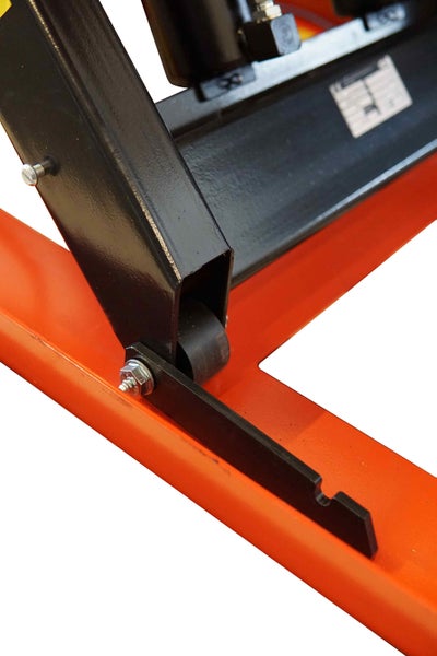 Detailansicht einer Metallkonstruktion mit Bolzen und Rollen