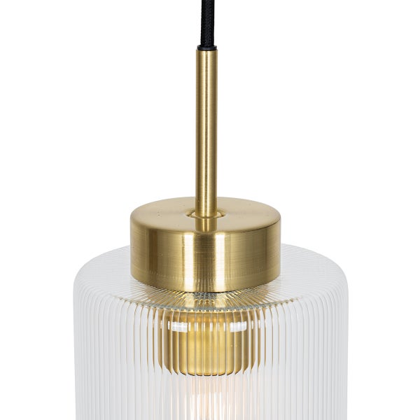 Nahaufnahme einer Pendelleuchte mit Lampenschirm aus Glas