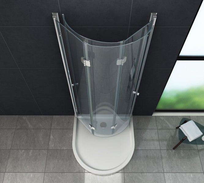 Halbrunde Duschkabine mit Duschtasse im Badezimmer