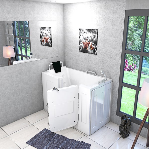 Begehbare Badewanne mit offener Tür in einem hellen Badezimmer