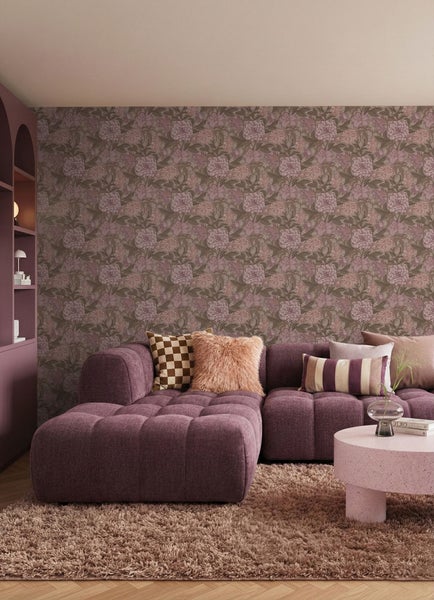 Wohnzimmer mit Sofa, Couchtisch und floraler Tapete