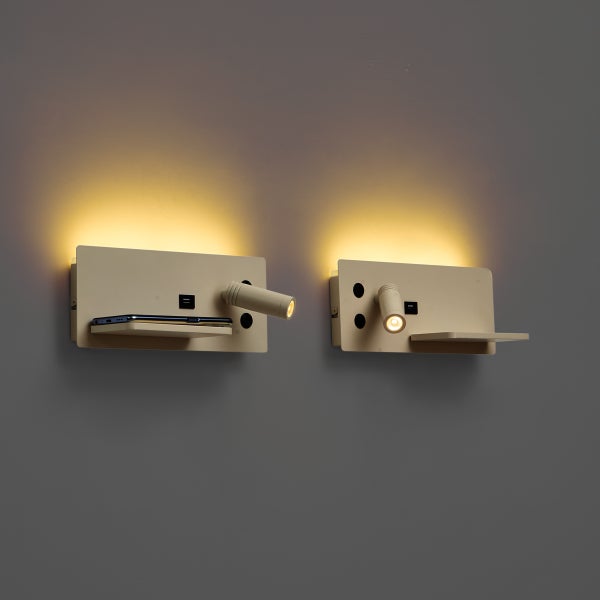 Moderne Wandleuchte in Beige mit verstellbarem Spot, indirekter Hintergrundbeleuchtung, Ablagefläche und USB-Anschluss.
