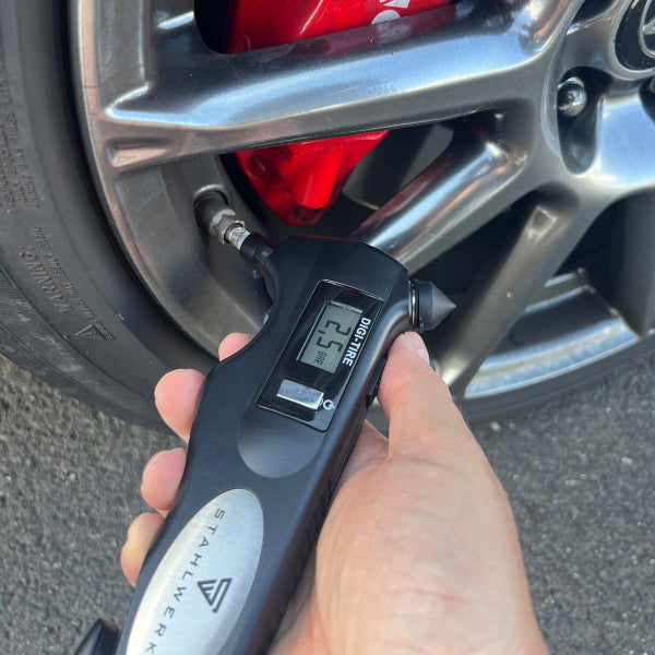 Digitaler Reifendruckmesser mit LCD Display und LED Leuchte