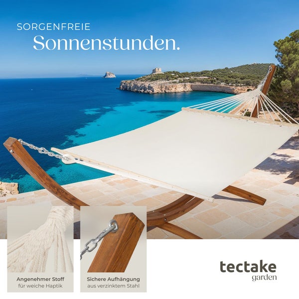 Hängematte mit Holzgestell und Stoffliegefläche vor Küstenlandschaft