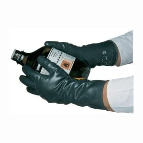 Chemikalienschutzhandschuhe aus Nitril beim Halten einer Chemikalienflasche