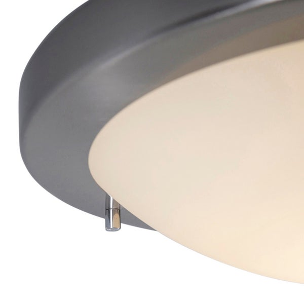 Detailansicht einer runden Deckenleuchte mit grauem Metallrahmen und opalem Glasdiffusor inklusive silbernem Befestigungsstift.