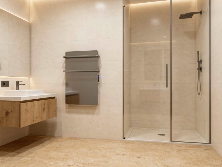 Helles, modernes Badezimmer mit hängendem Waschtischunterschrank aus Holz, weißem Waschbecken, grauer Infrarotheizung und Glasdusche.