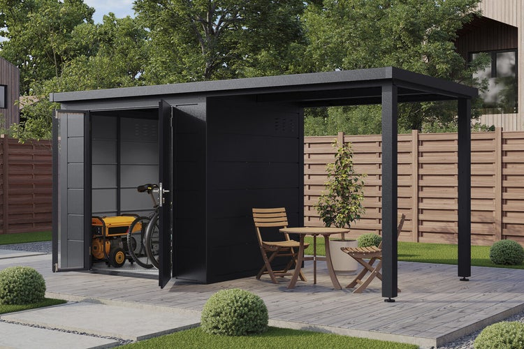 Modernes Gartenhaus aus Metall mit seitlichem Schleppdach, als Abstellraum für Fahrräder und als überdachte Sitzgelegenheit im Garten genutzt.