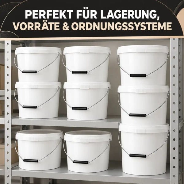 Mehrere Kunststoffeimer mit Deckel und Metalltragebügel auf einem Metallregal zur Lagerung und Organisation.