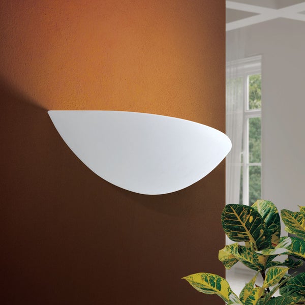 Moderne Wandleuchte in halbrunder Form aus weißem Glas montiert an einer Wand in einem Innenraum.