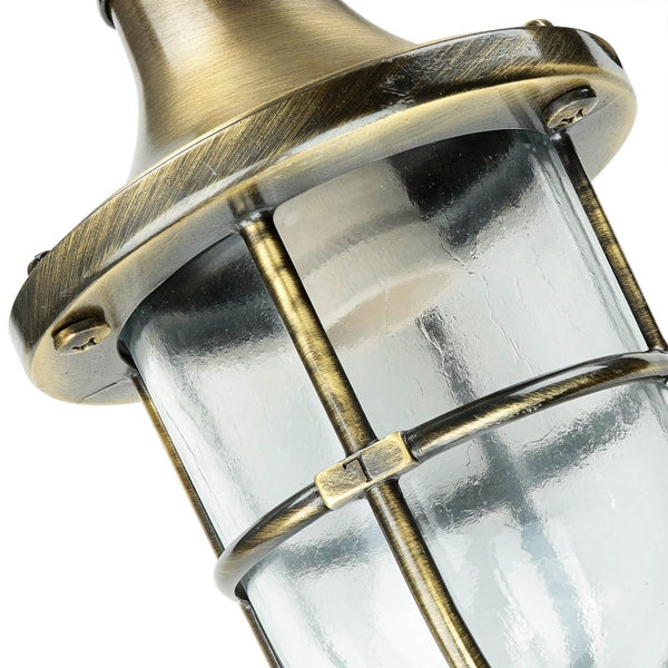 Detailaufnahme einer Deckenleuchte im Retrodesign mit Metallelementen und Glas.