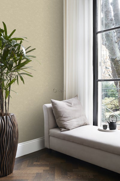 Wohnzimmer mit gemusterter Tapete, Fenster, Liege und Zimmerpflanze