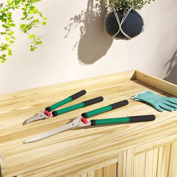 Gartenschere und Gartenhandschuhe auf einem Holztisch