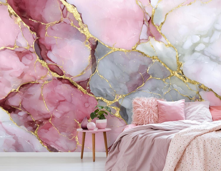 Dekoratives Schlafzimmer mit Marmor Tapete in Rosa-, Grau- und Goldtönen