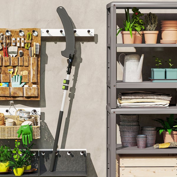 Organisierter Lagerraum mit Regalen, Gartengeräten und Werkzeugaufbewahrung für den Hornbach Webshop.