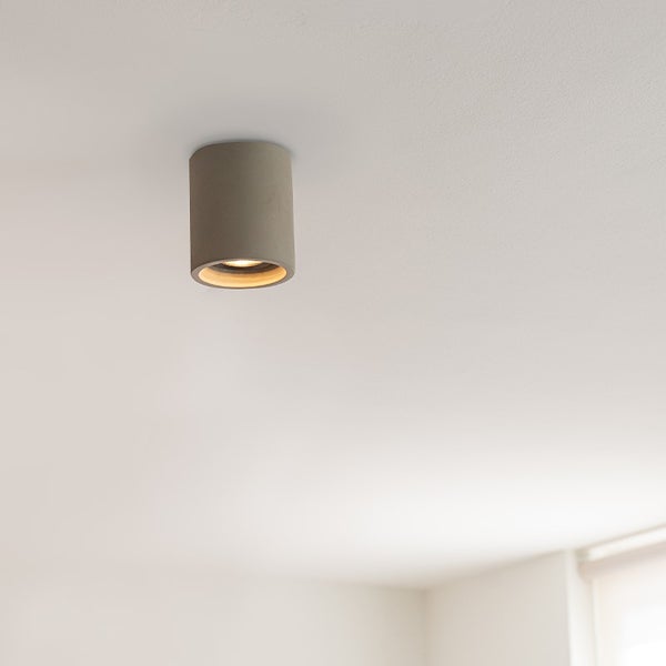 Zylinderförmige Deckenleuchte aus Beton