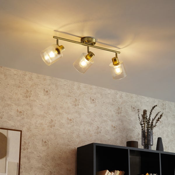 Deckenleuchte mit drei Strahlern und Glasschirmen