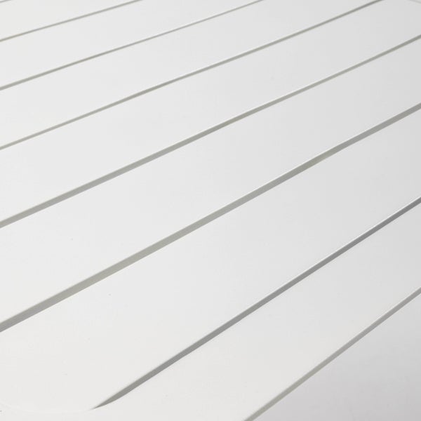 Detailansicht einer weißen Tischplatte mit Längslatten aus Metall.