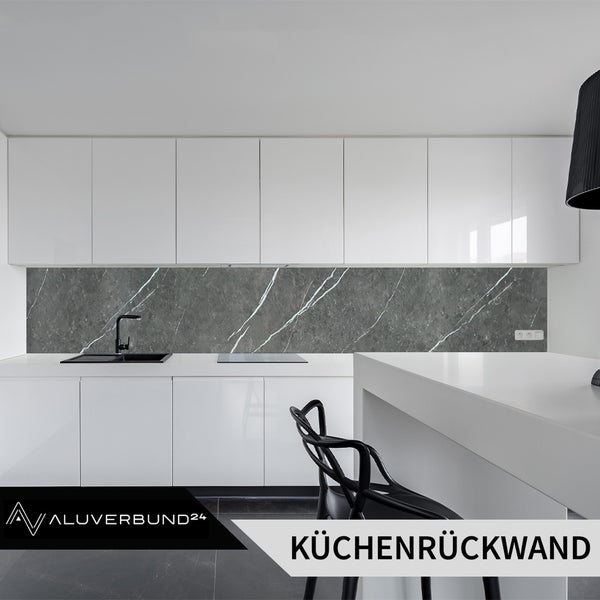 Moderne Küche mit grauer Küchenrückwand in Marmoroptik