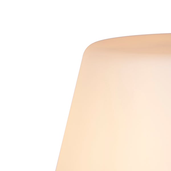 Detailansicht eines Lampenschirms aus mattem Glas mit abgerundeter Kante.