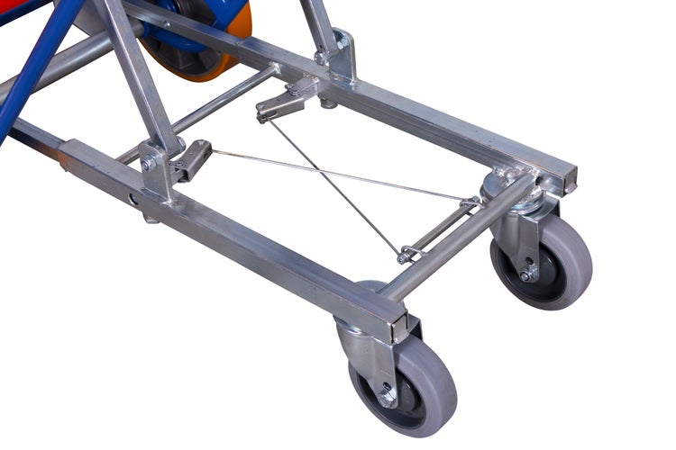 Metall-Untergestell eines Transportwagens mit Lenkmechanismus und grauen Lenkrollen.