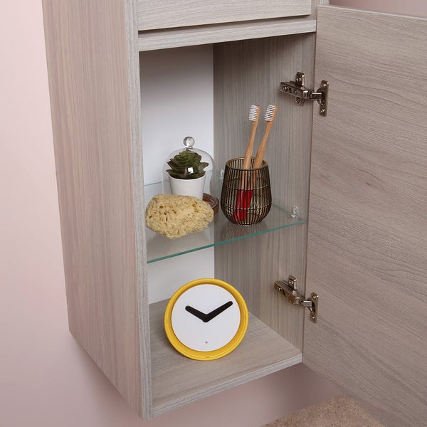 Offener Badezimmerschrank mit Glasböden, ausgestattet mit einer Uhr, Schwamm, Pflanze und Zahnbürsten